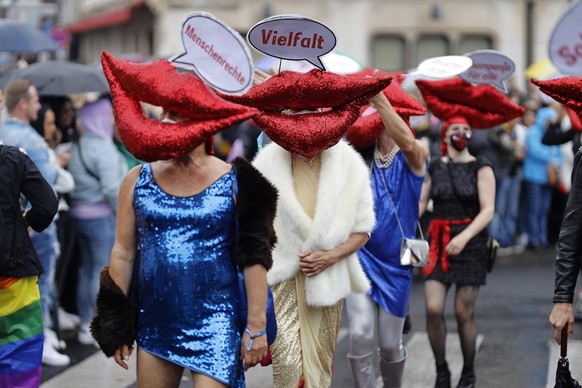 Etwa 10.000 Menschen waren auf der Christopher-Street-Day-Parade in Köln. Mit dem Marsch am Rhein sollte unter anderem für die Rechte von Schwulen, Lesben, Bisexuellen und Transgender demonstriert wer ...