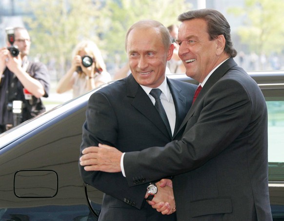 Schröder empfängt Putin 2005 in Deutschland.
