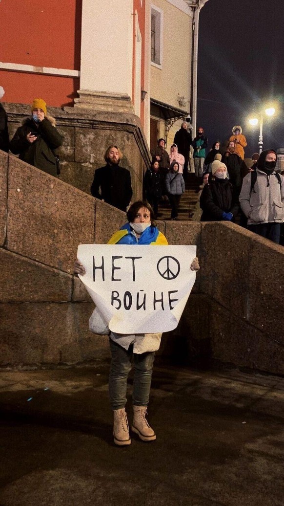 "Nein zum Krieg" steht auf dem Plakat einer Demonstrantin in St. Petersburg.