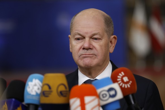 19.12.2024, Belgien, Brüssel: Bundeskanzler Olaf Scholz (SPD) spricht, als er zu einem EU-Gipfel im Gebäude des Europäischen Rates in Brüssel eintrifft. Foto: Geert Vanden Wijngaert/AP/dpa +++ dpa-Bil ...