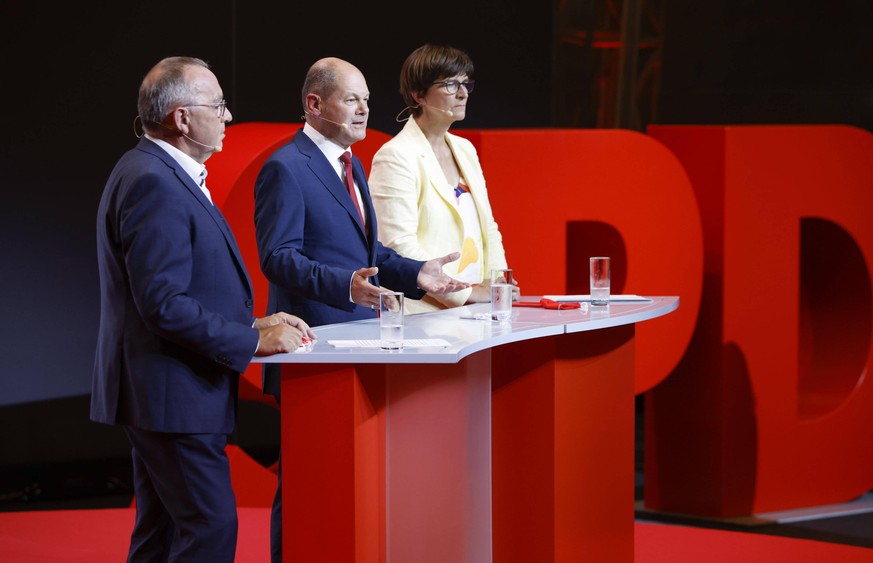 Vlnr.: SPD Parteivorsitzender Norbert Walter-Borjans, Olaf Scholz, der Kanzlerkandidat der SPD fuer die Bundestagswahl 2021, und Saskia Esken, SPD Parteivorsitzende, aufgenommen im Rahmen einer Presse ...