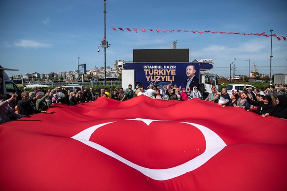 News Bilder des Tages May 22, 2023, Istanbul, Turkey: Citizens gathered in Eminonu to support the President of the Republic of Turkey, Recep Tayyip Erdogan, who is a candidate for the Presidential ele ...