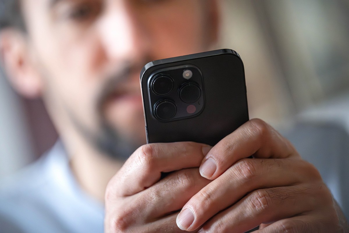 ILLUSTRATION - 14.04.2025, Bremen: Ein Mann schaut auf ein Smartphone. Das Berliner Start-up Parloa, ein Spezialist f�r automatisierte Kundengespr�che, wird nach einer dritten gro�en Finanzierungsrund ...