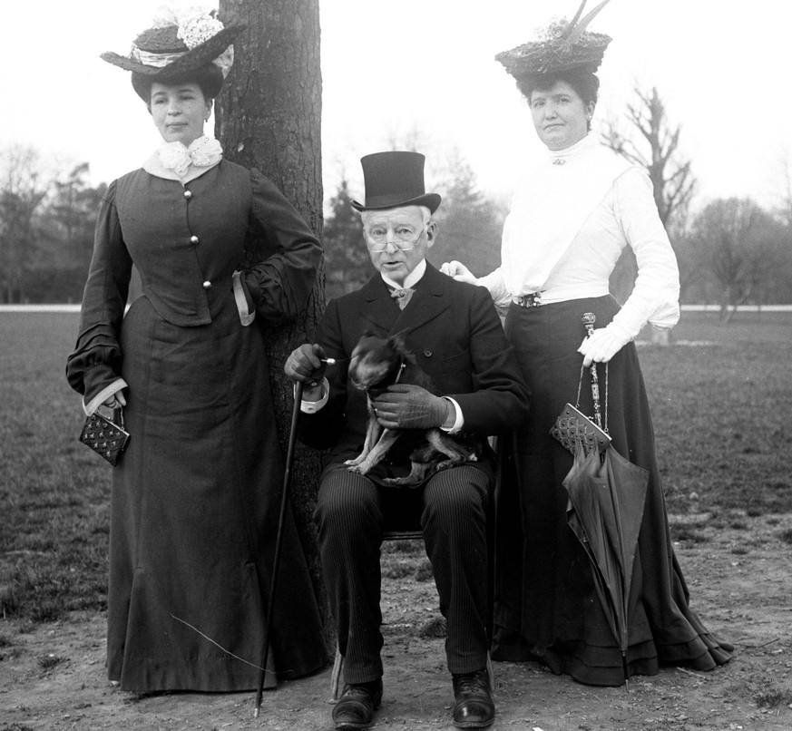 France, Ile-de-France, Paris (75) : Un homme assis pose entoure de deux femmes au bois de Boulogne, 1910 !AUFNAHMEDATUM GESCHÄTZT! PUBLICATIONxINxGERxSUIxAUTxHUNxONLY Copyright: Lux-In-Fine/Leemage NE ...