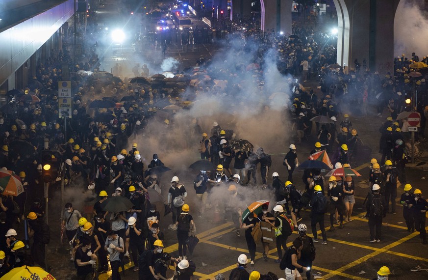 Die Polizei in Hongkong setzt Tränengas gegen Demonstranten ein. 
