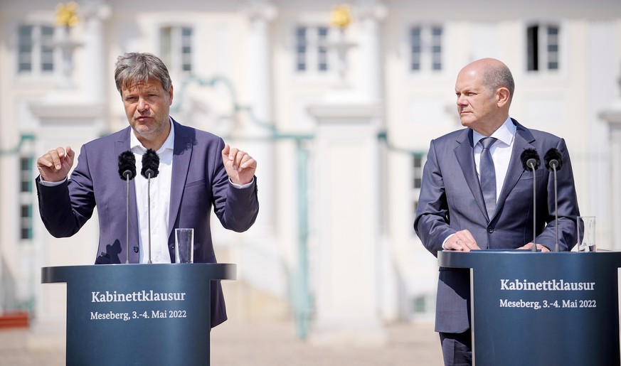 Robert Habeck (Bündnis 90/Die Grünen), Bundesminister für Wirtschaft und Klimaschutz, und Bundeskanzler Olaf Scholz (r, SPD) geben die Abschlusspressekonferenz nach der Klausurtagung der Bundesregieru ...