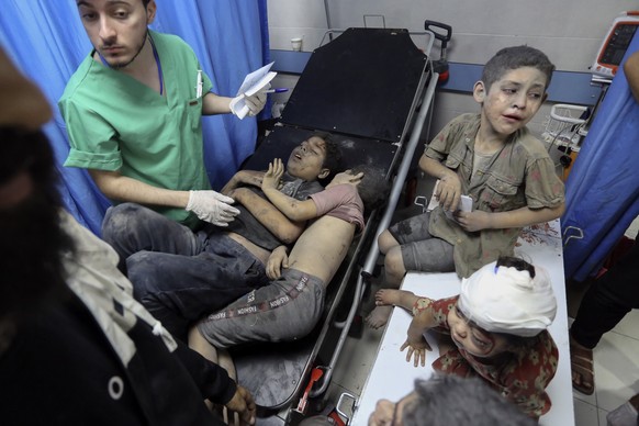 19.10.2023, Palästinensische Gebiete, Gaza-Stadt: Verwundete palästinensische Kinder kommen nach israelischen Luftangriffen auf Gaza-Stadt im zentralen Gazastreifen im Al-Shifa-Krankenhaus an. Foto: A ...