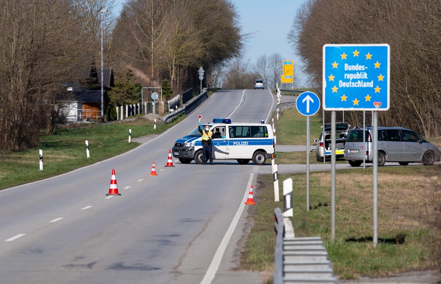 16.03.2020, Bayern, Neuhaus am Inn: Polizisten stehen an der Bundesstra