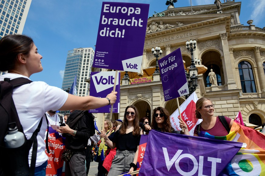 FRANKFURT, GERMANY - MAY 19: Supporters of the political party 'VOLT' take part in the &quot;One Europe For All&quot; march on May 19, 2019 in Frankfurt, Germany. Thousands of people are marching in s ...