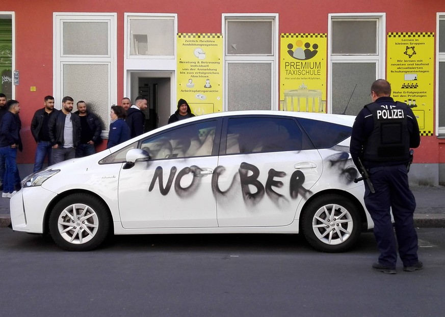 Privater PKW wurde mit no uber beschmiert, er steht vor einer Taxischule, die Polizei ist da *** Private car was smeared with no over he stands in front of a taxi school the police is there