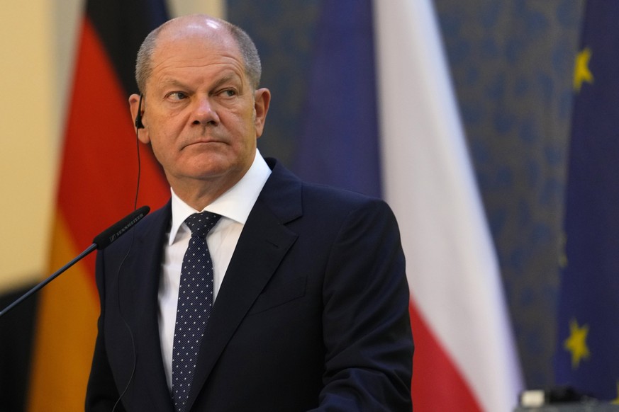 29.08.2022, Tschechien, Prag: Bundeskanzler Olaf Scholz (SPD) blickt während einer Pressekonferenz im Regierungssitz auf. Foto: Petr David Josek/AP/dpa +++ dpa-Bildfunk +++