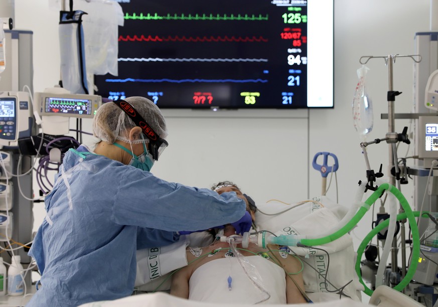 Hospital staff treat patients suffering from coronavirus disease (COVID-19) in the Intensive Care Unit (ICU) at the Hospital Clinic in Barcelona, Spain, April 23, 2020. REUTERS/Nacho Doce