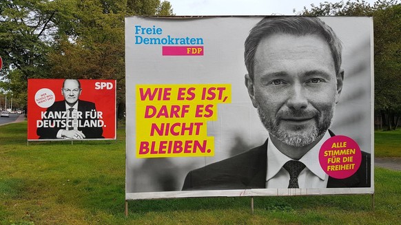 Feature / Symbol: Wahlplakate zur Bundestagswahl 09/21 pp Wahlwerbung zur Wahl zum Deutschen Bundestag bei Köln im September 2021 Deutschland deutsch deutsche deutsches Plakat Plakate Wahlplakat Bunde ...