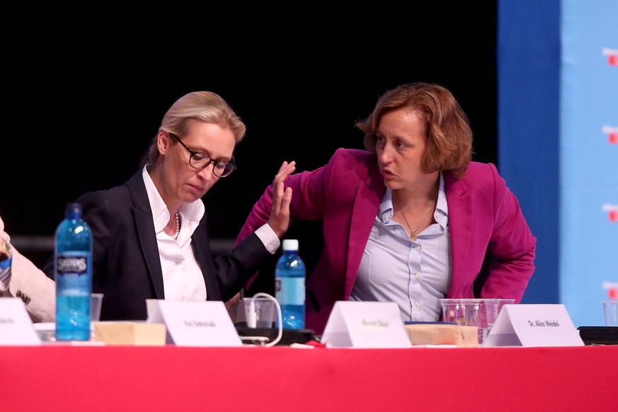 Augsburg 9. AfD-Bundesparteitag, Politik, Parteitag, 30.06.18 Alice Weidel rechts Beatrix von Storch, 9. AfD-Bundesparteitag, Politik, Parteitag, 30.06.18, *** Augsburg 9 AfD Federal Party Politics Pa ...