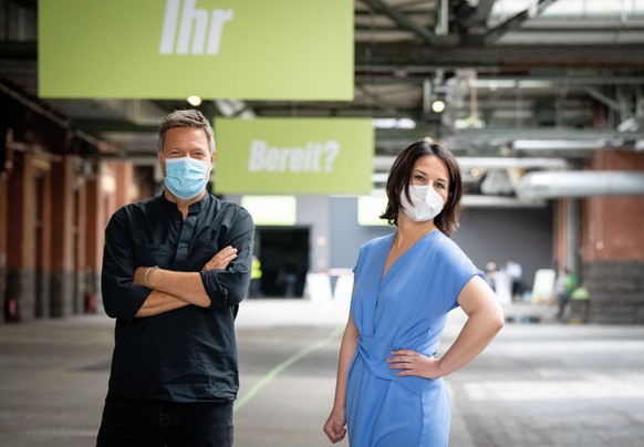 13.06.2021, Berlin: Annalena Baerbock, Kanzlerkandidatin und Bundesvorsitzende von B�ndnis 90/Die Gr�nen, und Robert Habeck, Bundesvorsitzender von B�ndnis 90/Die Gr�nen, nehmen an der Bundesdelegiert ...