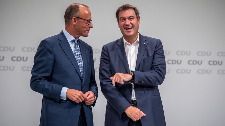 10.09.2022, Niedersachsen, Hannover: Markus Söder (CSU, r), Ministerpräsident von Bayern und CSU-Vorsitzender, spricht mit Friedrich Merz, CDU Bundesvorsitzender, beim Bundesparteitag der CDU. Beim zw ...