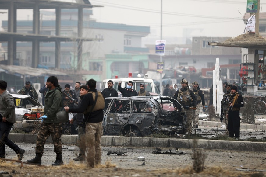 Afghanisches Sicherheitspersonal inspiziert den Ort eines mutmaßlichen Bombenanschlags in der afghanischen Hauptstadt Kabul. Bei dem mutmaßlichen Bombenschlag sind am Sonntag mindestens acht Menschen ums Leben gekommen.
