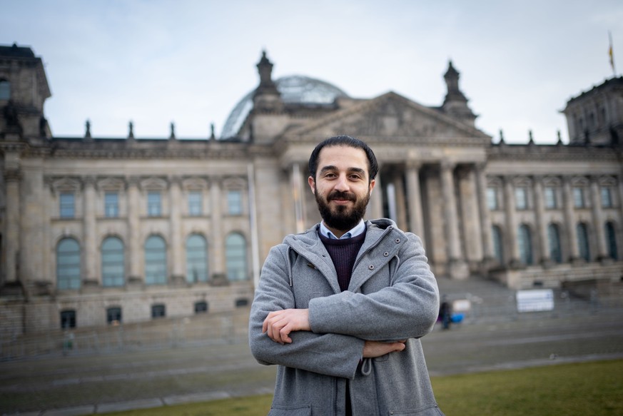 03.02.2021, Berlin: Tarek Alaows steht vor dem Reichstagsgeb
