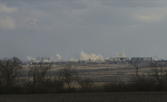 05.03.2023, Ukraine, Bachmut: Die Stadt Bachmut, Schauplatz der schwersten Kämpfe, unter Beschuss. Foto: LIBKOS/AP/dpa +++ dpa-Bildfunk +++