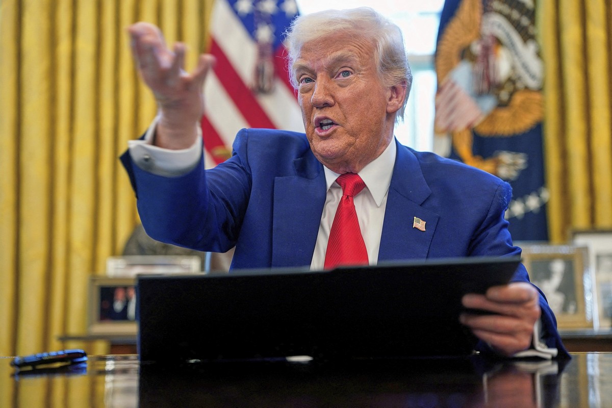 ARCHIV - 09.04.2025, USA, Washington: US-Präsident Donald Trump spricht, während er im Oval Office des Weißen Hauses Anordnungen unterzeichnet. (zu dpa: «Kein Aufschwung in Sicht: Schrumpft die Wirtsc ...