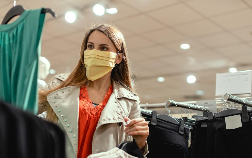 Wieder entspannt Klamotten shoppen – aber nur mit negativem Corona-Test: Epidemiologe Ulrichs findet selbst das riskant. (Symbolbild)