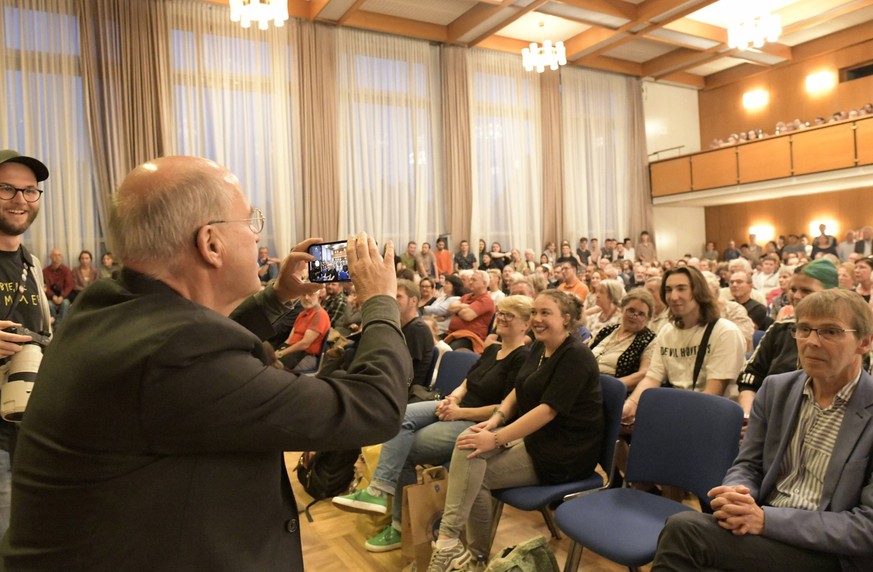 29.09.2023 Gregor GYSI in Darmstadt hier bei Schnappschuss mit eigenem Handy im Justus Liebig Haus bei Landtagswahlkampfveranstaltung von DIE LINKE Darmstadt und unterstützt die Spitzenkandidatin Elis ...