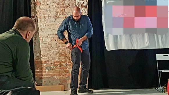 Daniel von GRM zeigt, wie man ein Tourniquet benutzt.