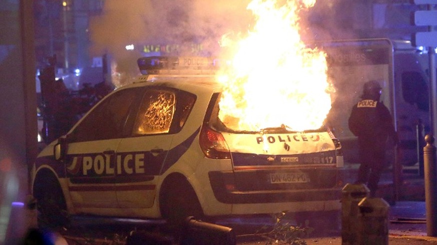 In ganz 
Frankreich demonstrieren Menschen gewaltsam gegen die Regierung. Die 
französischen Behörden haben mehrere tausend Polizisten auf der Pariser 
Champs-Elysees-Allee eingesetzt, um die Protesten der sogenannten 
«Gelbwesten» einzudämmen