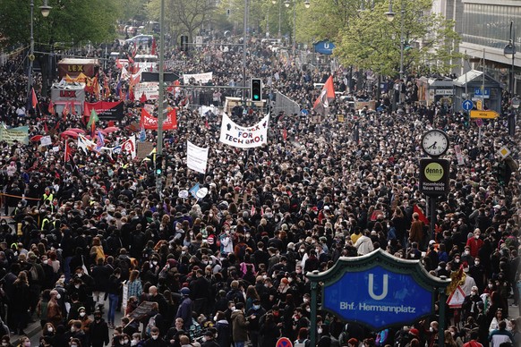 Teilnehmer gehen beim Demonstrationszug linker und linksradikaler Gruppen unter dem Motto «Demonstration zum revolutionären 1. Mai» durch die Stadt.