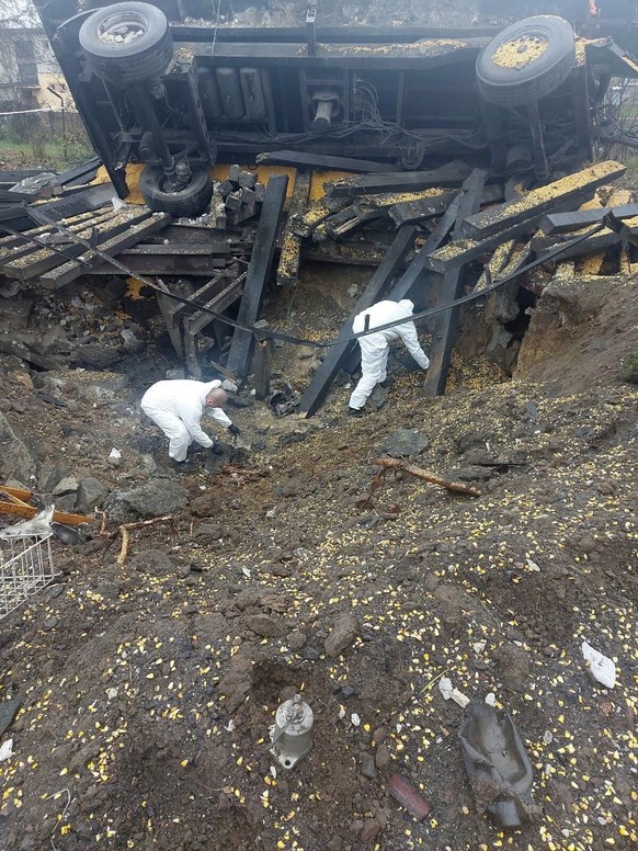 Polnische Ermittler untersuchen im Grenzgebiet zur Ukraine die Stelle, wo die Rakete eingeschlagen ist.