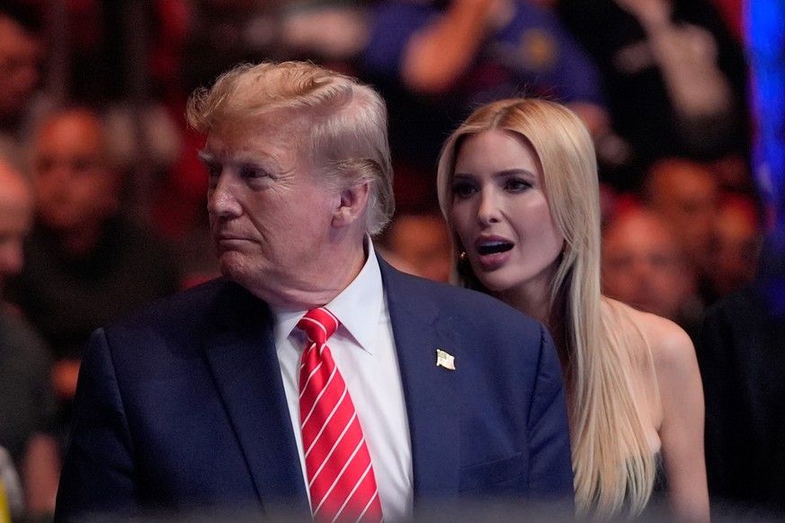 10.03.2024, USA, Miami: Donald Trump (l-r), ehemaliger US-Präsident, spricht mit seiner Tochter Ivanka Trump vor Beginn eines UFC 299 Mixed Martial Arts-Kampfes. Foto: Wilfredo Lee/AP +++ dpa-Bildfunk ...