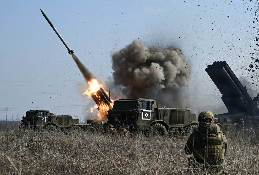 Ukraine-Konflikt, Mehrfachraketenwerfersystem Uragan der russischen Armee im Einsatz Russia Ukraine Military Operation Artillery Unit 8637455 08.03.2024 Russian servicemen of the artillery brigade div ...