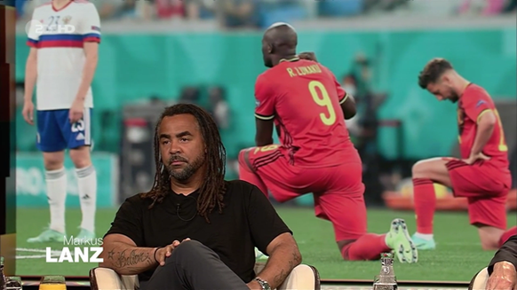 Patrick Owomoyela befürwortet die Geste des Kniens der Belgier während der EM.