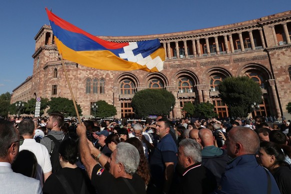 19.09.2023, Armenien, Eriwan: Menschen versammeln sich vor dem armenischen Regierungsgebäude, um gegen Armeniens Premierminister Paschinjan zu protestieren. Aserbaidschan im Südkaukasus fordert als Be ...