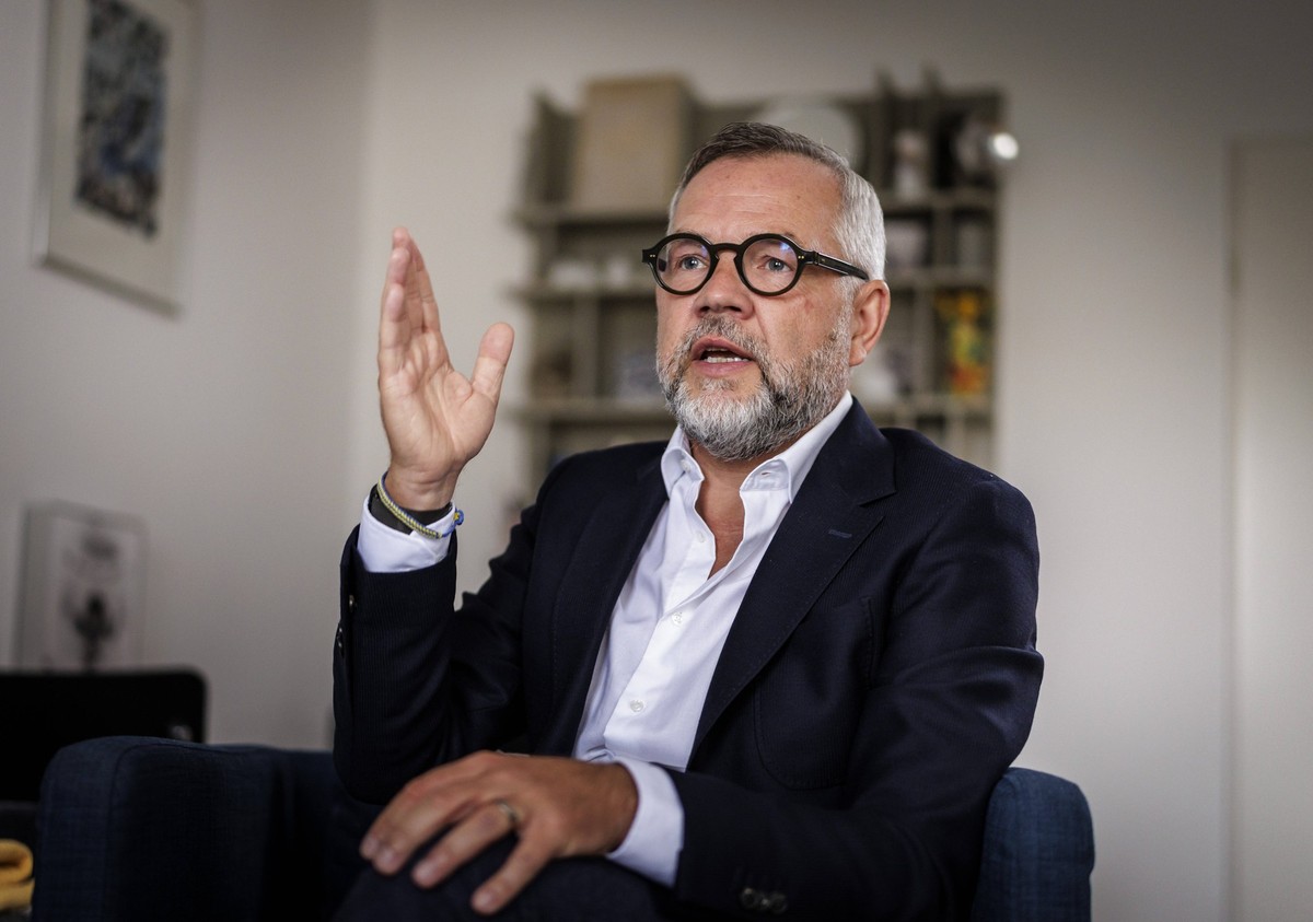Michael Roth, SPD, ehemaliges Mitglied des Deutschen Bundestages, aufgenommen im Rahmen eines Interviews in seiner Wohnung in Berlin Berlin Deutschland *** Michael Roth, SPD, former member of the Germ ...