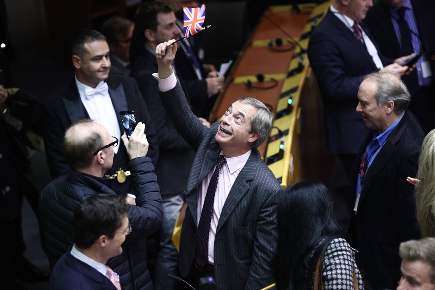 Der britische Abgeordnete Nigel Farage feiert die Verabschiedung des Brexit im Europäischen Parlament in Brüssel