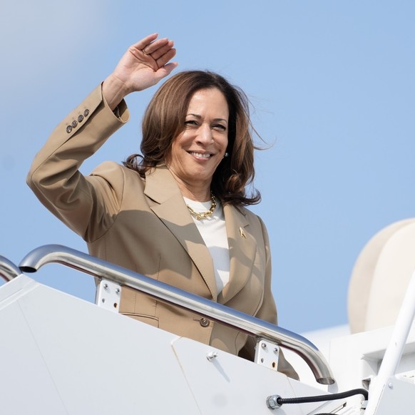 27.07.2024, USA, Pittsfield: US-Vizepräsidentin Kamala Harris winkt beim Einsteigen in das Flugzeug mit dem Rufzeichen Air Force Two beim Abflug vom Westfield-Barnes Regional Airport in Westfield, Mas ...