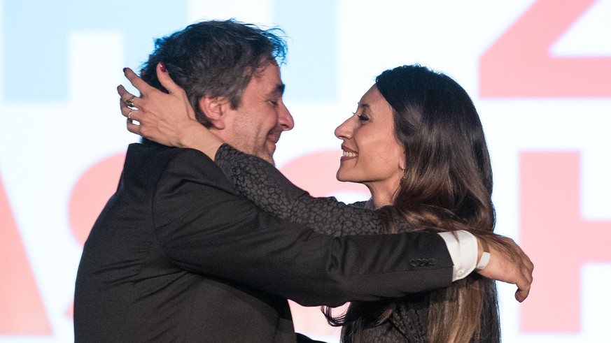Deniz Yücel umarmt und küsst während der Veranstaltung "Auf die Freiheit" im Festsaal Kreuzberg seine Ehefrau Dilek.