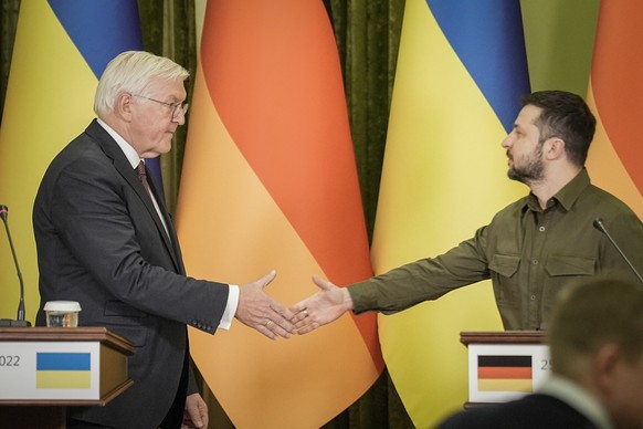 dpatopbilder - 25.10.2022, Ukraine, Kiew: Bundespräsident Frank-Walter Steinmeier wird von Wolodymyr Selenskyj im Präsidentenpalast verabschiedet. Steinmeier hält sich zu einem eintägigen Besuch in de ...