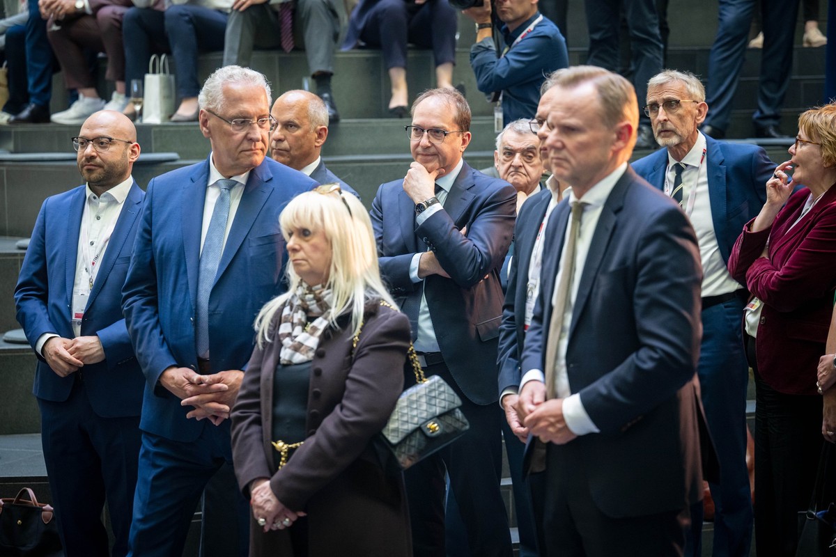11.06.2025, Bremen, Bremerhaven: Alexander Dobrindt (CSU,M), Bundesminister des Innern, und die Innenministerinnen und Minister der L�nder beim Empfang zur Innenministerkonferenz (IMK) im Klimahaus. S ...
