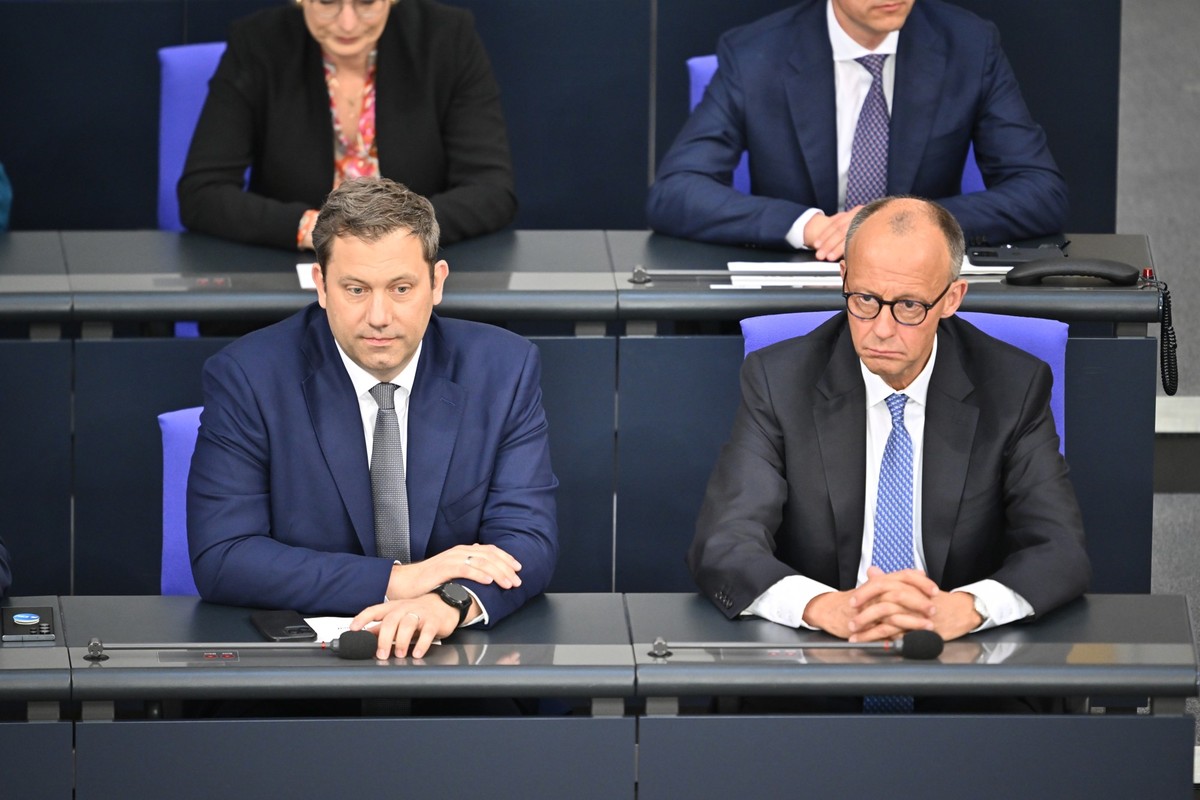 06.05.2025, Berlin: Bundeskanzler Friedrich Merz (CDU, r) sitzt neben Lars Klingbeil (SPD), Vizekanzler und Bundesminister der Finanzen, auf der Regierungsbank. Nach der Wahl des Bundeskanzlers wurden ...