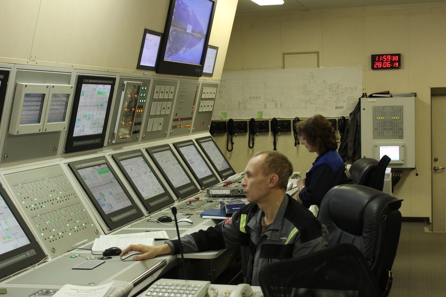 28.06.2019, Russland, Mumansk: Mitarbeiter der Akademik Lomonossow arbeiten im Kontrollraum des Schiffes. Moskau investiert immer mehr in Atomenergie. So soll das erste schwimmende Akw bald eine abgel ...