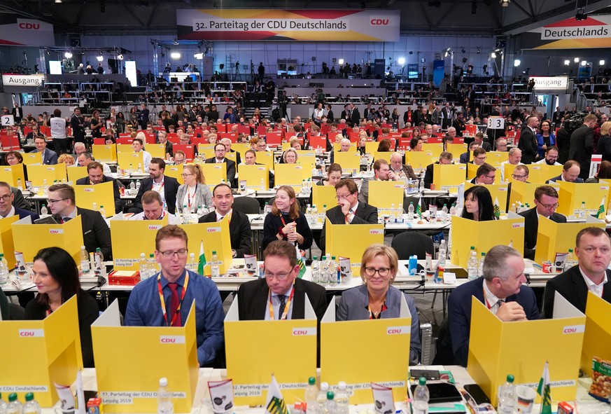 22.11.2019, Sachsen, Leipzig: Die Delegierten haben beim CDU-Bundesparteitag ihre Tischwahlkabinen aufgestellt. Der Parteitag dauert bis zum 23. November 2019. Foto: Kay Nietfeld/dpa | Verwendung welt ...