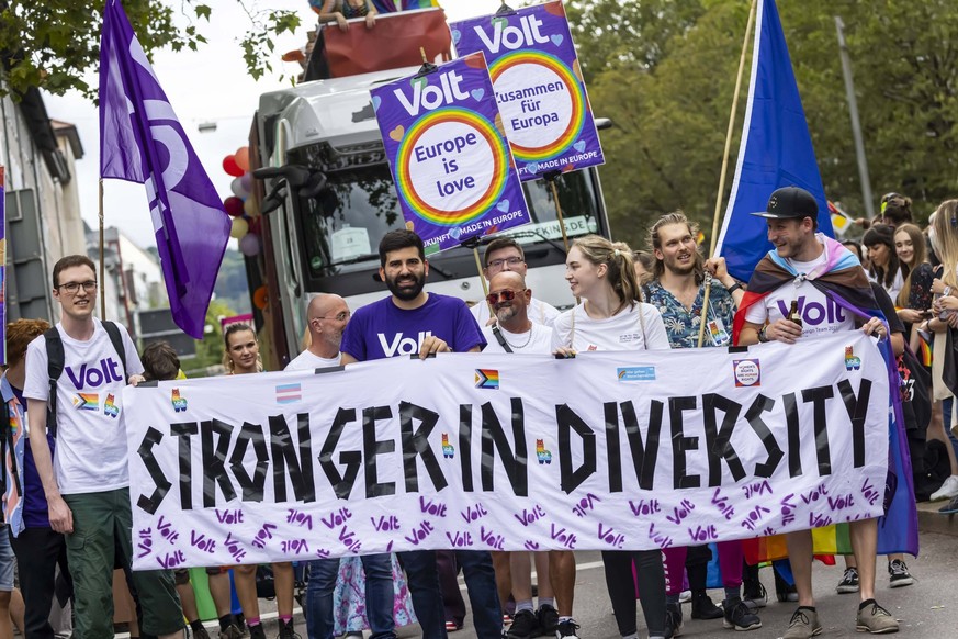 Partei Volt. Christopher Street Day in Stuttgart. Nach Angaben der Veranstalter waren 35.000 bis 40.000 Teilnehmer an der Pride Demonstration dabei. Sie setzten ein Zeichen für Vielfalt, Respekt, Akze ...