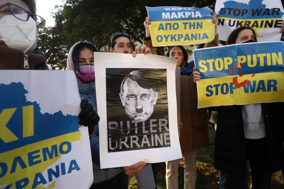 Griechenland - Thessaloniki, Antikriegs-Demonstration ukrainischer B�rger in Thessaloniki gegen die russische Invasion in ihrem Land am 02. M�rz 2022. Im Bild: Stop Putin - Stop War Transparente und T ...