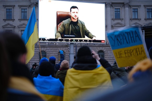 Liveschaltung zum ukrainischen Präsident Wolodymyr Selenskyj bei der Kundgebung unter dem Motto Für Eure und für unsere Freiheit auf dem Berliner Bebelplatz gegen den russischen Einmarsch in die Ukrai ...