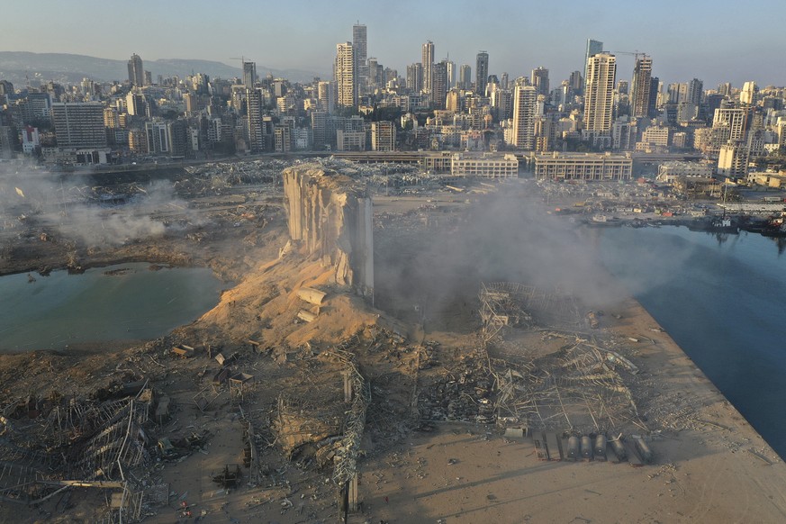 05.08.2020, Libanon, Beirut: Rauch steigt im Hafen auf, nachdem sich eine Explosion ereignete. In der libanesischen Hauptstadt Beirut hat sich am Dienstag eine gewaltige Explosion mit Dutzenden Toten  ...