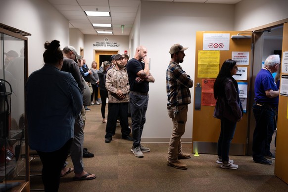 November 5, 2024, Waleska, Georgia, USA: Voters in Waleska, Georgia queue at the town s fire station and community hall as the sun rises on Election Day. Waleska USA - ZUMAn03_ 20241105_zaf_n03_008 Co ...