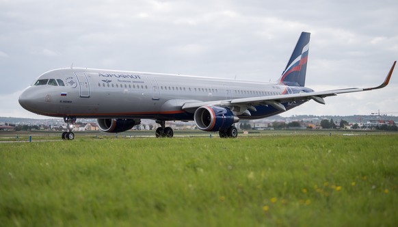 ARCHIV - 07.09.2017, Baden-W�rttemberg, Stuttgart: Ein Flugzeug des Typs Airbus A321 der Fluggesellschaft Aeroflot mit der Kennung VP-BEE wartet auf dem Manfred-Rommel-Flughafen auf die Startfreigabe. ...