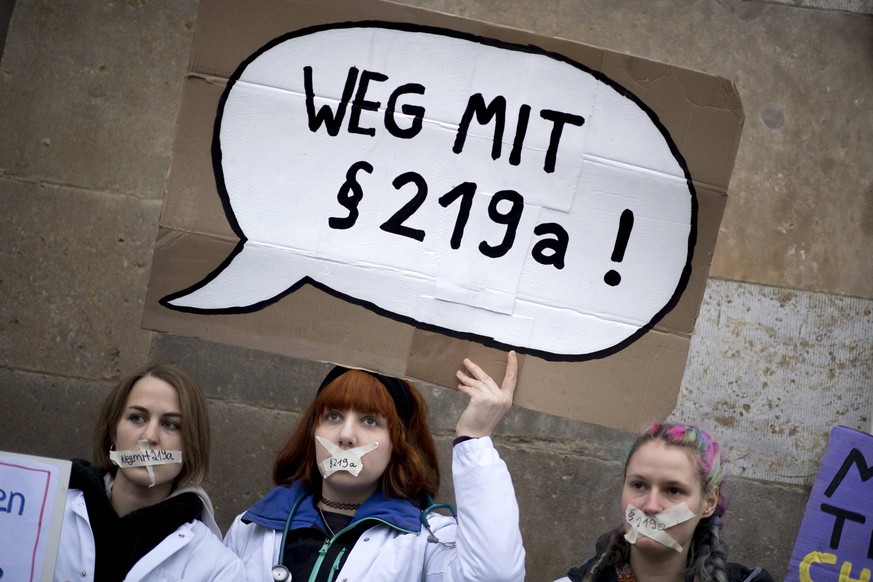 219a Demo - Abtreibungsgesetz DEU, Deutschland, Germany, Berlin, 26.01.2019 Frau mit Plakat Weg mit 219a und zugeklebten Mund auf einer Kundgebung von verschiedenen Frauenorganisationen zur Gesetzesin ...